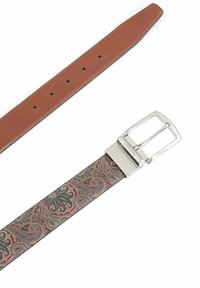 Brauner Ledergürtel mit dekorativem Paisley-Muster in Rot-, Grün- und Blautönen, mit einer silbernen Metallschnalle und mehreren Löchern.