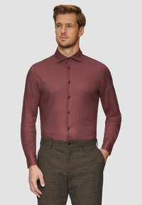 s.Oliver BLACK LABEL TAILORED FIT FEIN STRUKTURIERTES AUS COMFORT STRETCH - Businesshemd - bordeaux
