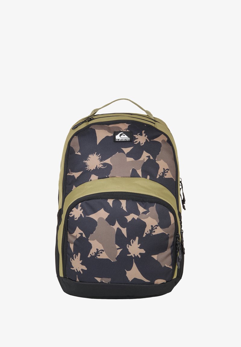 Mochila con un patrón de camuflaje floral en azul oscuro, marrón y verde oliva. Presenta un logo prominente, bolsillos con cremallera y un asa resistente.