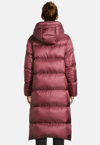 Langer Daunenmantel in tiefem Rosé mit gestepptem Design, Kapuze und glatter, glänzender Oberfläche. Enthält einen Reißverschluss in voller Länge und seitliche Nähte.