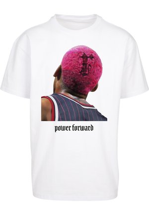 Witte katoenen t-shirt met een afbeelding van een persoon met roze haar, die een gestreept sportshirt draagt, en de tekst "power forward" eronder.