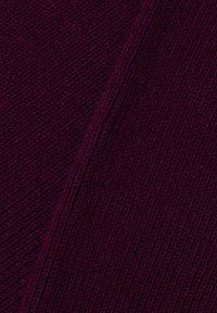 Fioletowa dzianina z ryżowym wzorem, z ukośnymi liniami nadającymi głębię i miękki wygląd.