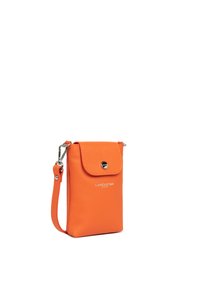 Astuccio per telefono in pelle arancione con finitura strutturata, chiusura a scatto, hardware in argento e tracolla regolabile. Logo stampato sul davanti.