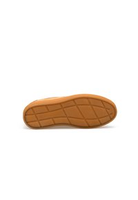 Sneaker na gumowej podeszwie z chropowatym, brązowym dnem o wzorze siatki. Cholewka to materiał szyty w uzupełniającym kolorze.