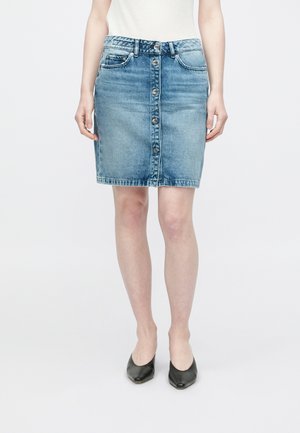 Spódnica dżinsowa w jasnym niebieskim kolorze z guzikiem z przodu, pięcioma kieszeniami, dopasowanym krojem i długością sięgającą do połowy uda.