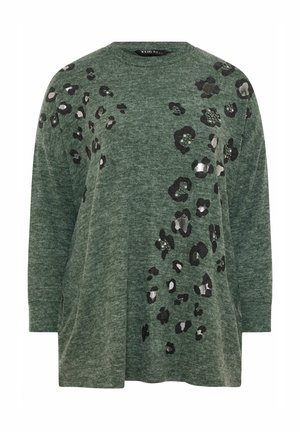 Grøn langærmet sweater med sort og sølv leopardprint og små nitter spredt over fronten og skuldrene.