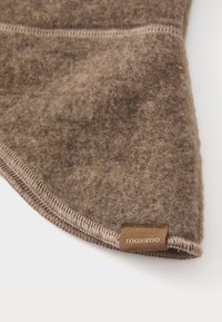 Brauner Woll-Fleece-Halswärmer mit glatter Textur, gesäumten Kanten und einem kleinen, geprägten Lederetikett.