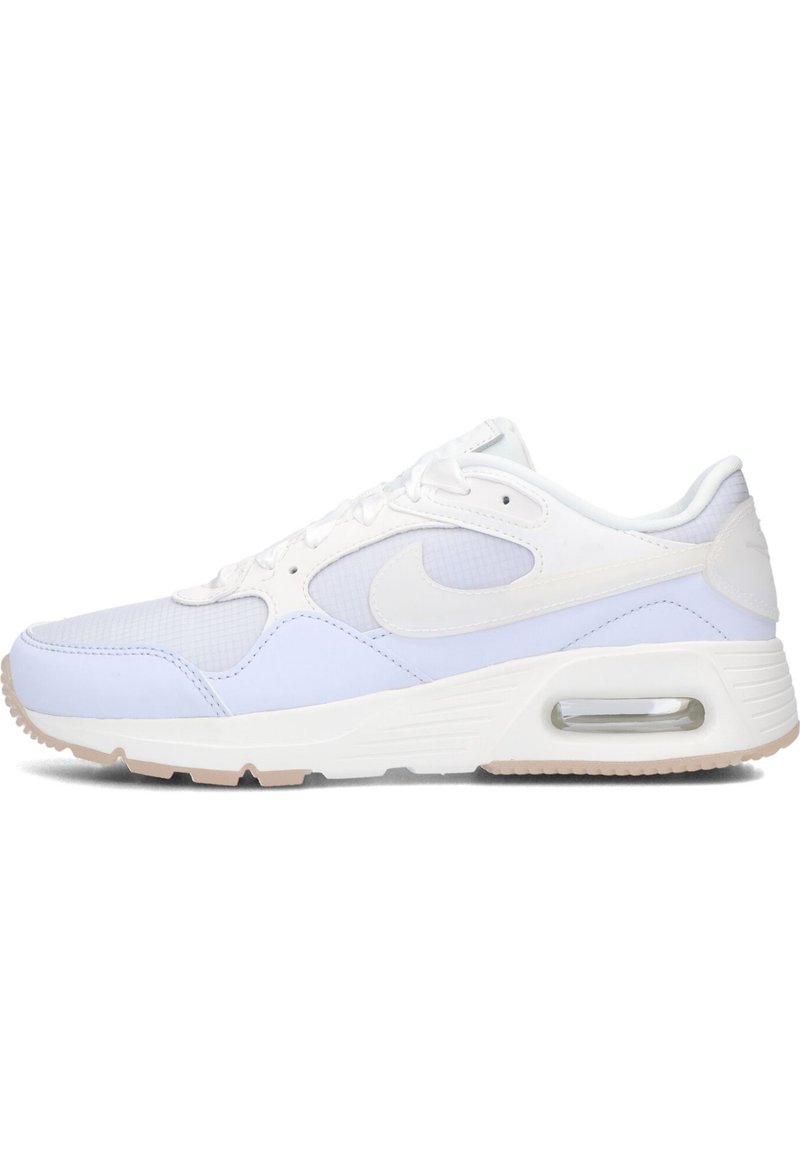 Zapatillas deportivas blancas con parte superior de malla y sintético, que presentan un acento en azul claro, cierre de cordones y suela con amortiguación de aire visible.