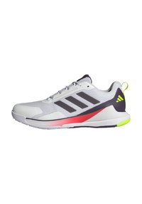 Chaussure de sport blanche avec tige en maille grise, accents violets, bande rouge sur le côté et languette de talon verte fluo. Présente une semelle texturée.