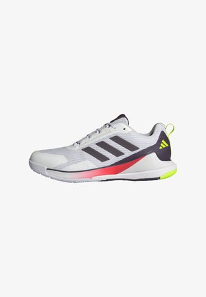 Chaussure de sport blanche avec tige en maille grise, accents violets, bande rouge sur le côté et languette de talon verte fluo. Présente une semelle texturée.