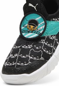 Must mustriga sneakers musta kangaga, avavad valgete kasside nägude mustriga, türkiissinine nahkdetailidega ja ümmarguse plaastriga, millel on graafiline disain keeles.