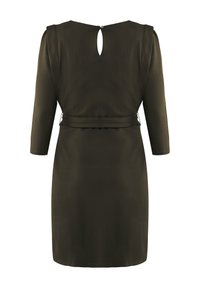 Mörkgrön klänning med trekvartslånga ärmar, en nyckelhålsdetalj i ryggen och ett åtdraget bälte i midjan. Slät tyg med en enkel skärning.