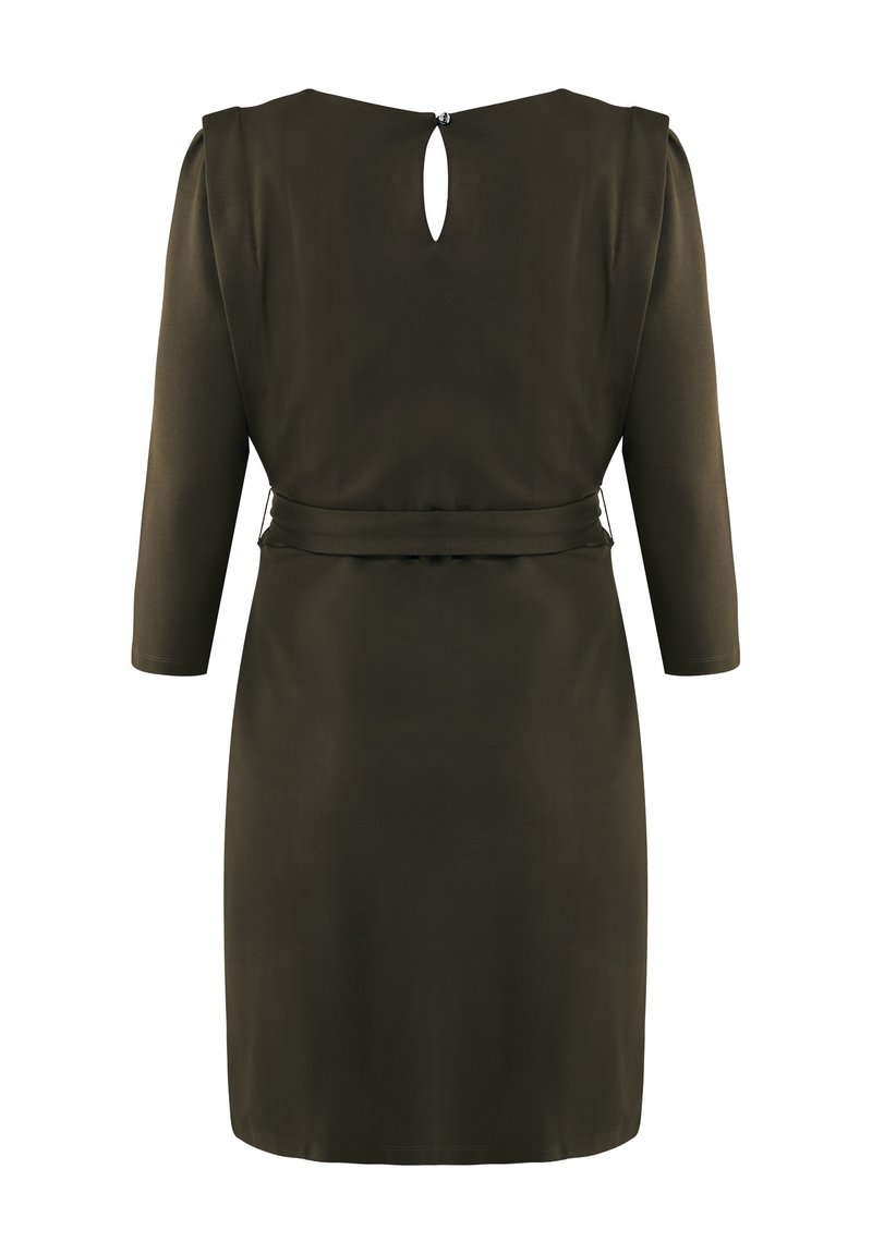 Ciemnozielona sukienka z rękawami do trzy czwarte, z wycięciem w kształcie łezki na plecach oraz przewiązką w talii. Gładki materiał o prostym kroju.