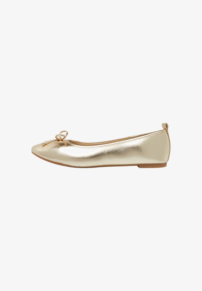 Ballerine plate dorée brillante avec bout arrondi, petit nœud décoratif et talon bas, vue de profil côté gauche sur fond blanc.