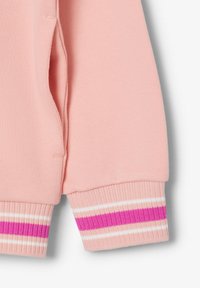 Světle růžová mikina s žebrovanými manžetami v bílých a růžových pruzích. Má uvolněný střih a hladkou texturu.
