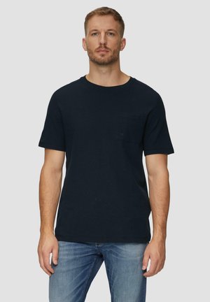 Dunkelblaues Baumwoll-T-Shirt mit Rundhalsausschnitt, kurzen Ärmeln und einer Tasche auf der linken Brust. Der Stoff hat eine glatte Textur.