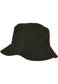 Cappello a secchiello nero realizzato in tessuto testurizzato. Presenta una larga visiera flessibile e una parte superiore strutturata con dettagli cuciti.