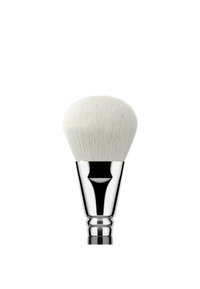 Pędzel do makijażu z metalową rączką w kolorze srebrnym, z okrągłą, puszystą białą główką z włosia, gładką teksturą i eleganckim, zaokrąglonym kształtem.