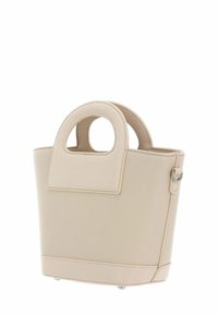 Sac cabas en cuir beige avec finition texturée, poignées ovales découpées et forme structurée. Comprend une base plate et des accents métalliques.