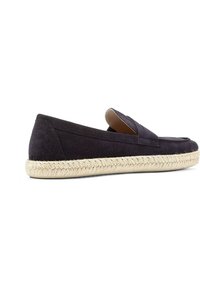 Mocassino in suede blu navy con suola in juta intrecciata, tacco basso e design slip-on, mostrato di lato su uno sfondo bianco.