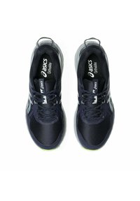 Dunkelblaue Sportschuhe mit einem Mesh-Obermaterial, kontrastierender weißer Markenkennung und strukturiertem Sohlenprofil. Sie verfügen über runde Schnürsenkel und eine Zuglasche an der Ferse.