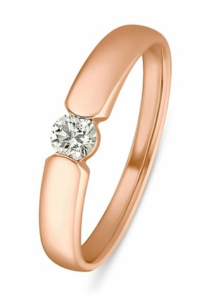 Ring aus Roségold mit einem einzelnen runden Brillantschliff-Diamanten, der in einer Spannfassung eingesetzt ist.