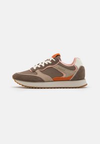 Bruin en beige sneakers met een mix van suède en stof, oranje accenten, witte veters en een gestructureerde rubberen zool.