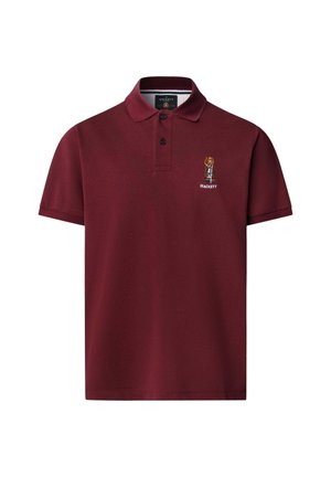 Camiseta polo color marrón hecha de algodón con un cuello clásico, dos botones negros y un logo bordado en el lado izquierdo del pecho. Mangas cortas.