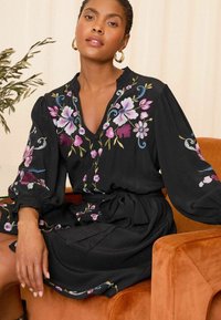 Love & Roses PETITE FIT - FLORAL EMBROIDERED   - Dnevna haljina - black