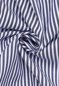 Katoenen stof met blauw-witte verticale strepen, met een gladde textuur en een lichte glans, dicht geweven en in een spiraal gedrapeerd.