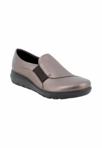 Scarpa slip-on di colore grigio metallico con pannelli elasticizzati neri ai lati e suola spessa nera con battistrada, inclinata per mostrare i lati esterni e la parte superiore.