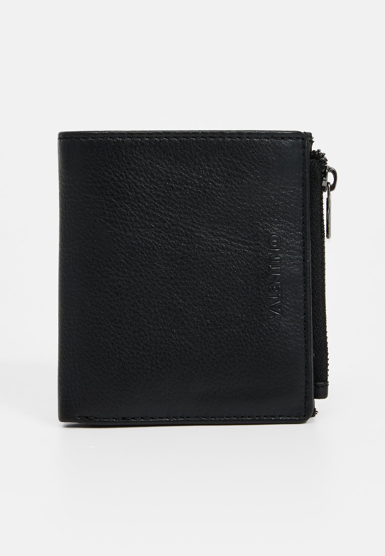 Portefeuille en cuir noir avec une surface texturée, design pliant en deux, et un compartiment zippé sur un côté. Présente un logo en relief.