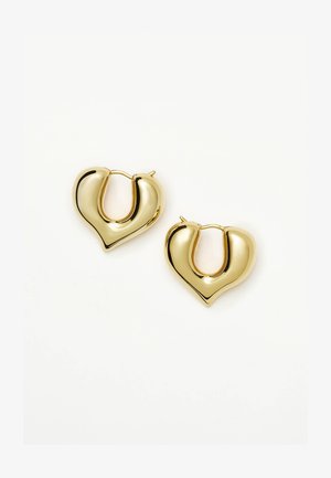 Een paar glanzende gouden oorringen in de vorm van een hart, met een glad en afgerond ontwerp, op een witte achtergrond.