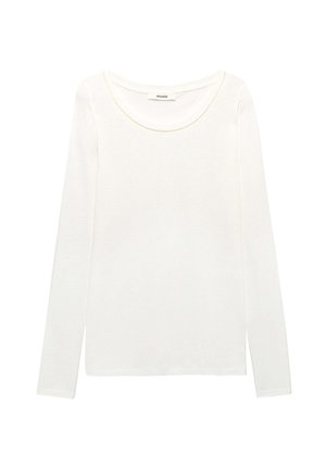 Chemise blanche à manches longues avec un col rond et des coutures jaunes contrastantes le long du col, fabriquée à partir d'un tissu doux et lisse.