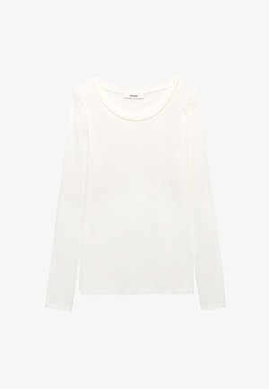 Chemise blanche à manches longues avec un col rond et des coutures jaunes contrastantes le long du col, fabriquée à partir d'un tissu doux et lisse.