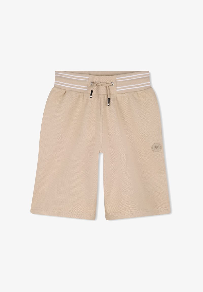 Short beige mi-long avec taille élastique rayée et cordon, avec un logo discret sur la cuisse gauche.