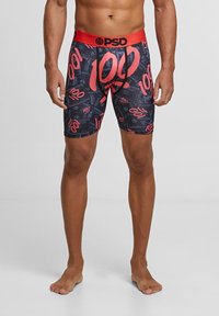 Boxer-briefs noirs avec des accents rouges, ornés d'un motif de grands designs "100". Le matériau semble extensible, avec une coupe ajustée. Logo PSD sur la taille.