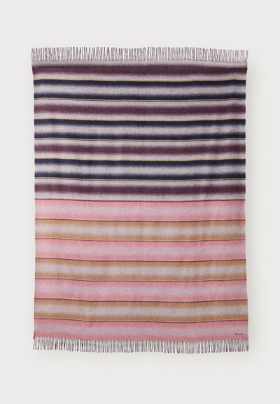 Couverture rayée dégradée dans des teintes de violet, rose et beige, avec une texture douce et des bords effilochés, mesurant approximativement de forme rectangulaire.