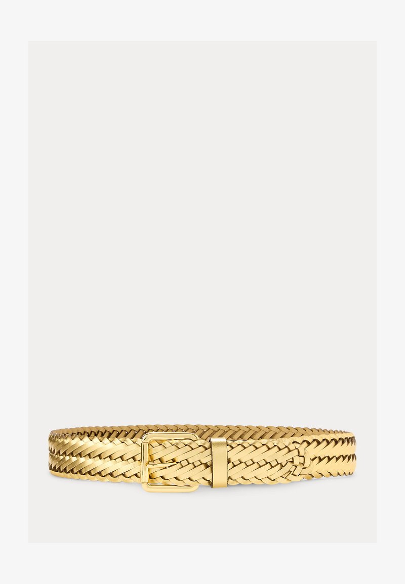 Goldfarbener geflochtener Ledergürtel mit passender goldener rechteckiger Schnalle und Gürtelschlaufe vor weißem Hintergrund.