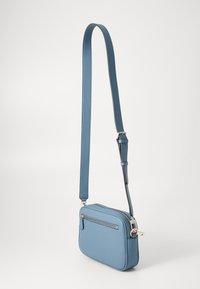 Borsa a tracolla blu in pelle con tracolla regolabile, forma rettangolare, tasca frontale con zip, superficie liscia e dettagli metallici.