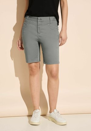 Shorts gris clair avec poches, passants de ceinture et fermeture à bouton. Fabriqués en tissu doux, présentant une coupe nette et ajustée juste au-dessus du genou.