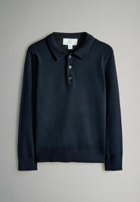 Polo a maniche lunghe blu navy realizzato in un tessuto morbido e elasticizzato, con un colletto classico, una patta con tre bottoni e polsini a coste.