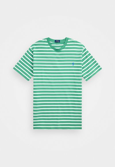 Vihreä ja valkoinen raidallinen t-paita, jossa on pyöreä pääntie ja lyhyet hihat. Vasemmassa rintakehässä on pieni sininen logo.
