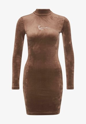 Hnedá sametová bodycon šaty s dlhými rukávmi, vysokým golierom a bielym logom na prednej strane. Hladký povrch s priliehavým strihom.