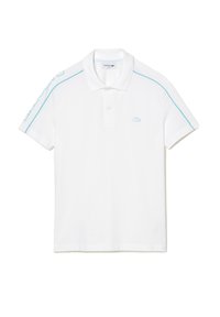 Polo blanc en coton, avec un col, trois boutons et des accents bleu clair sur les épaules et sur le côté, avec un logo sur la poitrine.