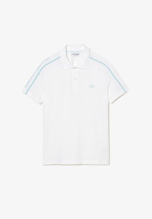Polo blanc en coton, avec un col, trois boutons et des accents bleu clair sur les épaules et sur le côté, avec un logo sur la poitrine.