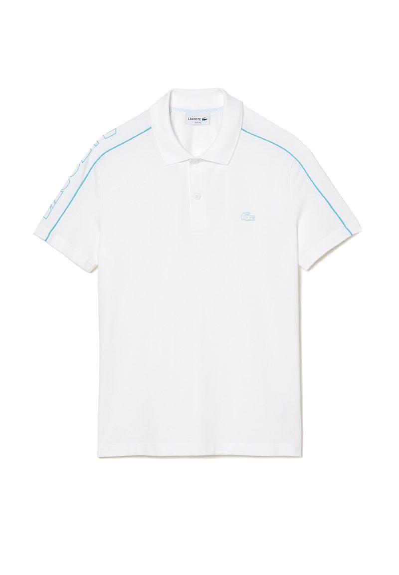 Polo blanc en coton, avec un col, trois boutons et des accents bleu clair sur les épaules et sur le côté, avec un logo sur la poitrine.