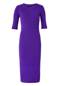 Robe tricotée violette avec une silhouette ajustée, col rond et manches courtes. Texture lisse, design longueur genou, sans motifs ni accents visibles.