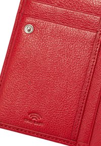 Rote Leder-Geldbörse mit einer strukturierten Oberfläche. Sie verfügt über einen Druckknopfverschluss und ein eingeprägtes "RFID SAFE"-Logo. Mehrere Kartenfächer sind sichtbar.