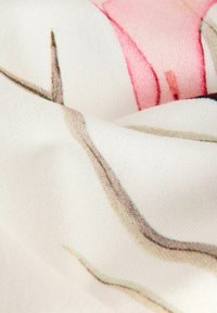 Patroonstof met zachte textuur, met een witte basis en roze aquarel bloemenontwerpen en subtiele groene accenten.